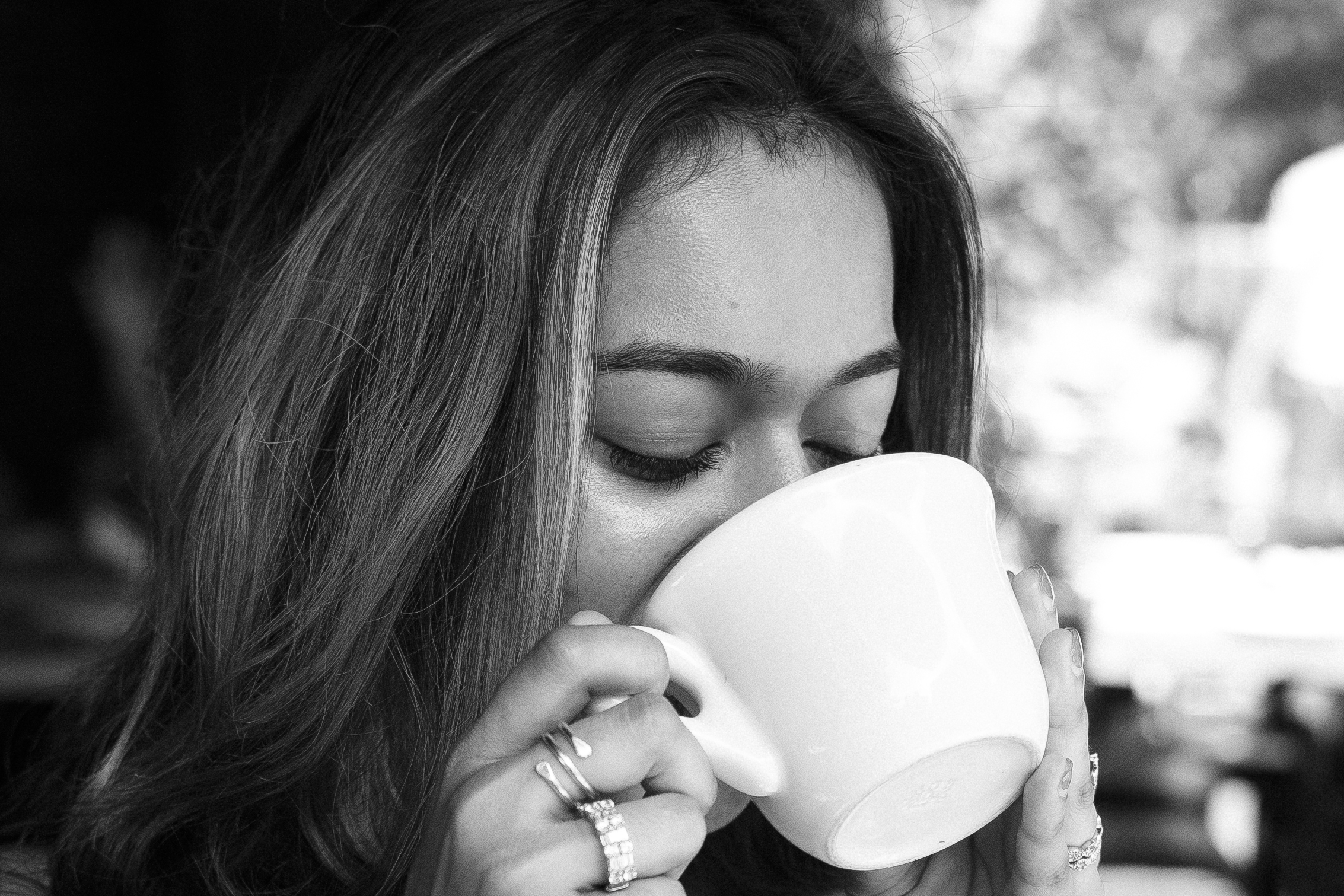 Woman_drinking_coffee